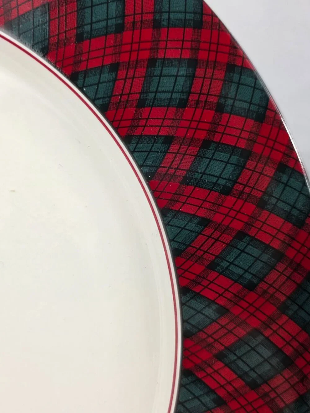 ONE (1) Sasaki Tartan Plaid Dinner Plate White with Red & Green Plaid Border